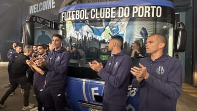 VÍDEO: o apoio dos adeptos à equipa do FC Porto na partida para o Jamor - TVI