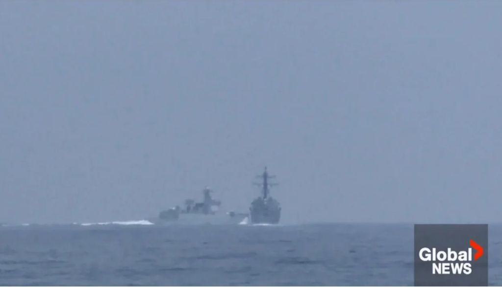 Imagens da quase colisão entre um navio chinês e outro norte-americano (Global News)