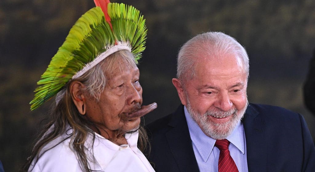 O presidente brasileiro Lula da Silva com o líder indígena Raoni Metuktire num evento do dia Dia do Ambiente, no Palácio do Planalto (EPA)