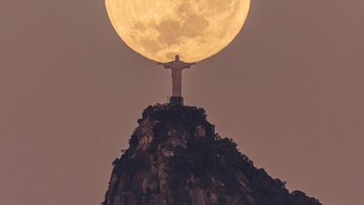 Fotógrafo regista Cristo Redentor “abraçando” lua cheia e a foto torna-se viral - TVI