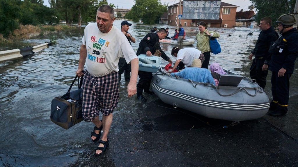 Kherson após colapso de barragem (AP Photo/Libkos)