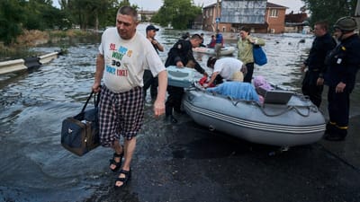 Russos disparam contra equipas de salvamento em áreas inundadas após o colapso da barragem, acusa a Ucrânia - TVI