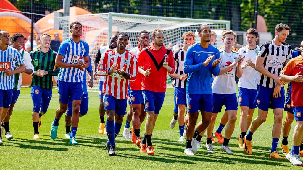 Jogadores neerlandeses treinam com as camisolas dos clubes onde se formaram (FOTO: Ons Orange)