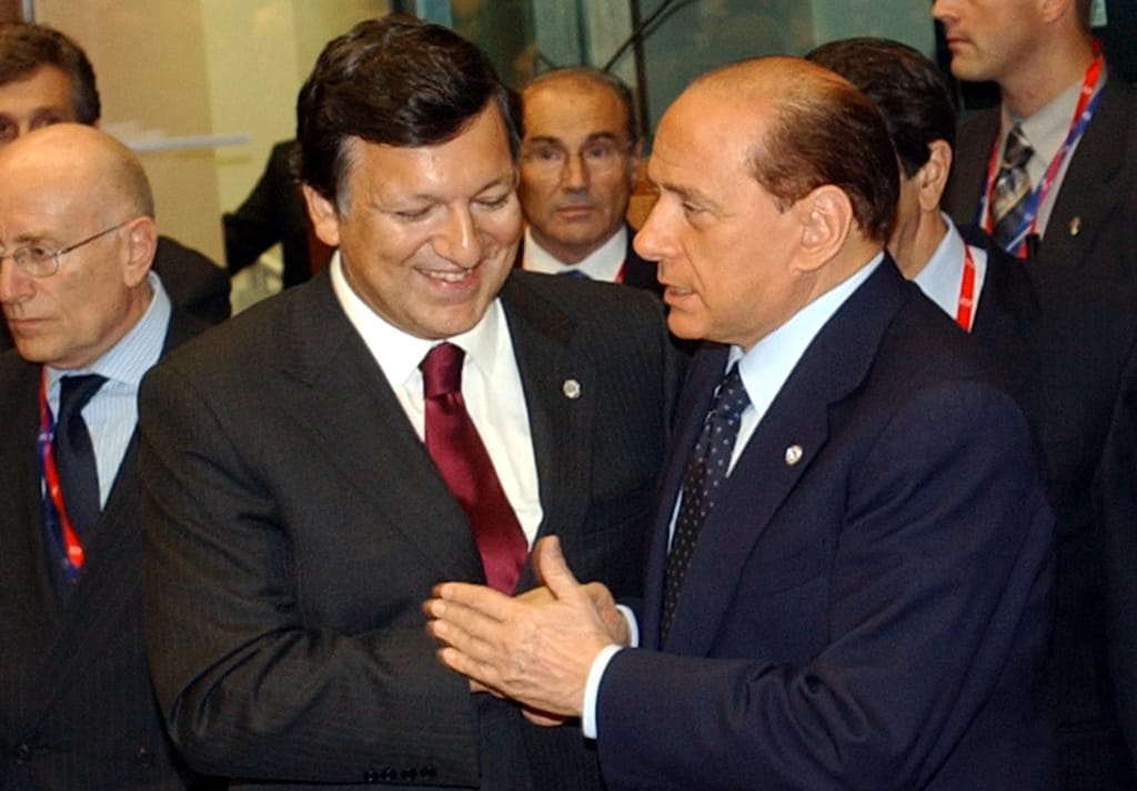 Silvio Berlusconi com o primeiro-ministro português, Durão Barroso, em 2004 (Arquivo AP)
