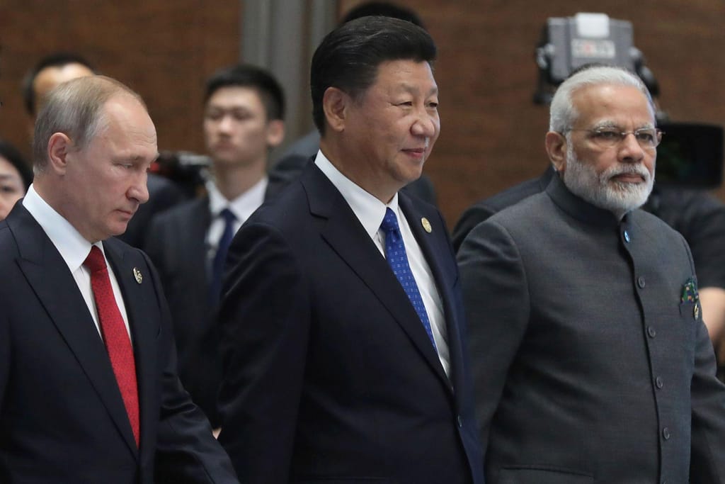 Vladimir Putin, Xi Jinping e Narendra Modi (AP)