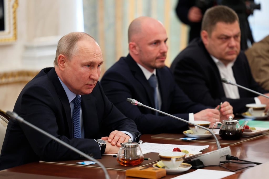 Vladimir Putin reúne-se no Kremlin com correspondentes de guerra que estão a cobrir a chamada operação militar especial (Gavriil Grigorov via AP)