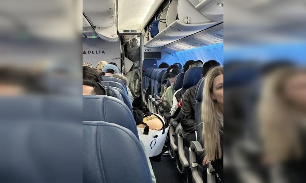 Manga de evacuação dispara acidentalmente no interior de avião da Delta Air Lines (fonte CNN)