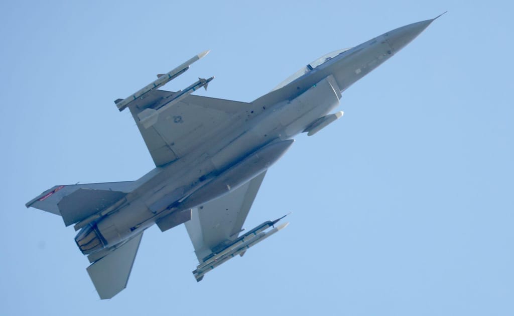 Caças F-16 norte-americanos em exercício da NATO na Europa (Foto: Ronald Wittek/EPA)