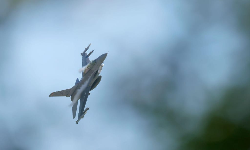 Caças F-16 norte-americanos em exercício da NATO na Europa (Foto: Ronald Wittek/EPA)