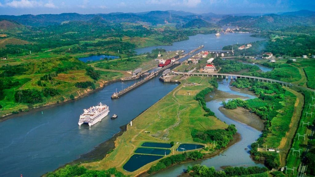 O Canal do Panamá é vital para a navegação entre os oceanos Pacífico e Atlântico. Gonzalo Azumendi/Stone RF/Getty Images