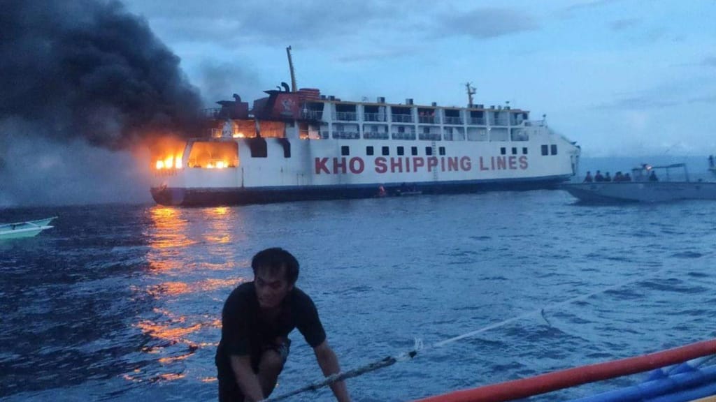 Navio a arder nas Filipinas (Guardia Costera de Filipinas vía AP)