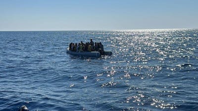 Polícia Marítima trava bote no mar Mediterrâneo com 18 migrantes a bordo - TVI