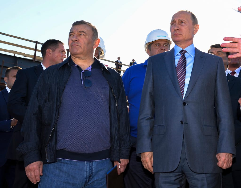 Vladimir Putin ao lado do oligarca russo Arkady Rotenberg (Alexei Druzhinin/Sputnik, Kremlin, Pool Photo via AP, File)