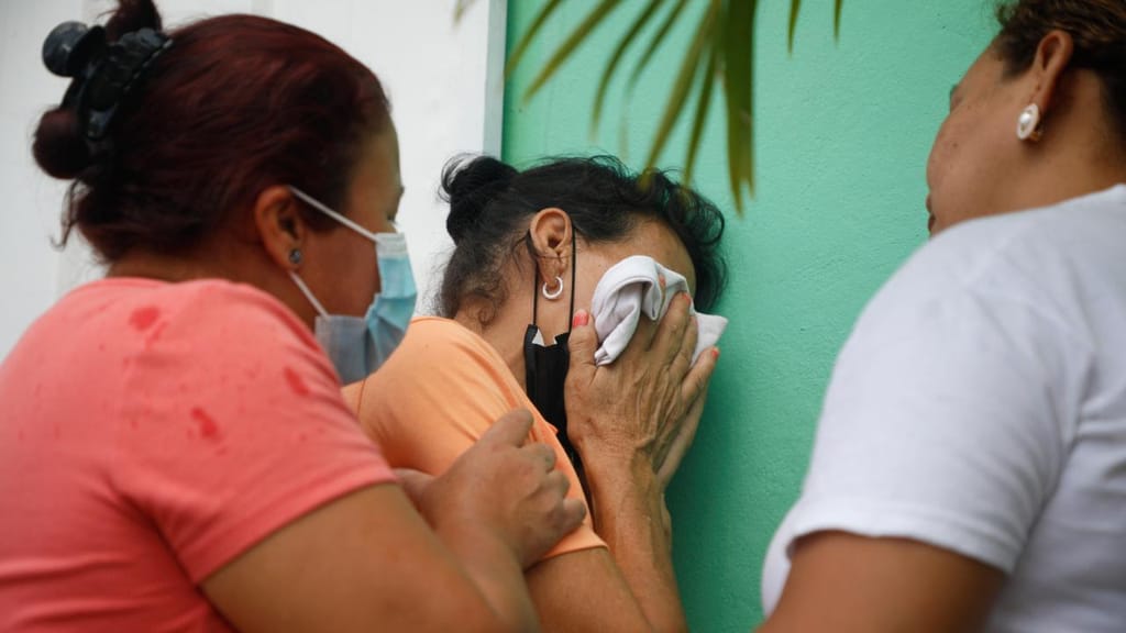 Familiares de presas esperam por notícias, após o motim que causou 48 mortes, em Tamara, nas Honduras  (AP/Elmer Martinez)