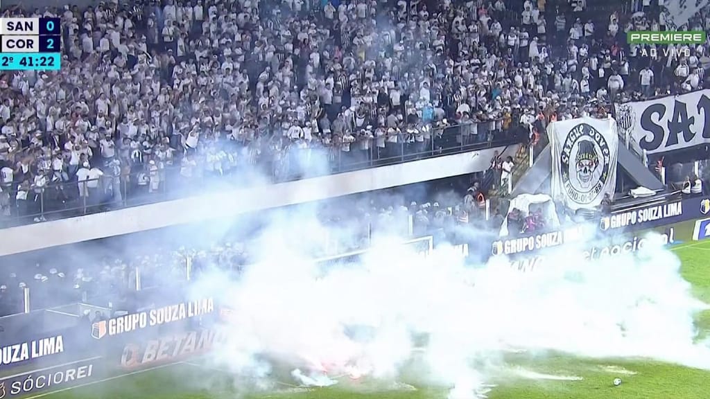 Santos-Corinthians termina aos 89 minutos após protestos dos adeptos (Foto: Twitter)