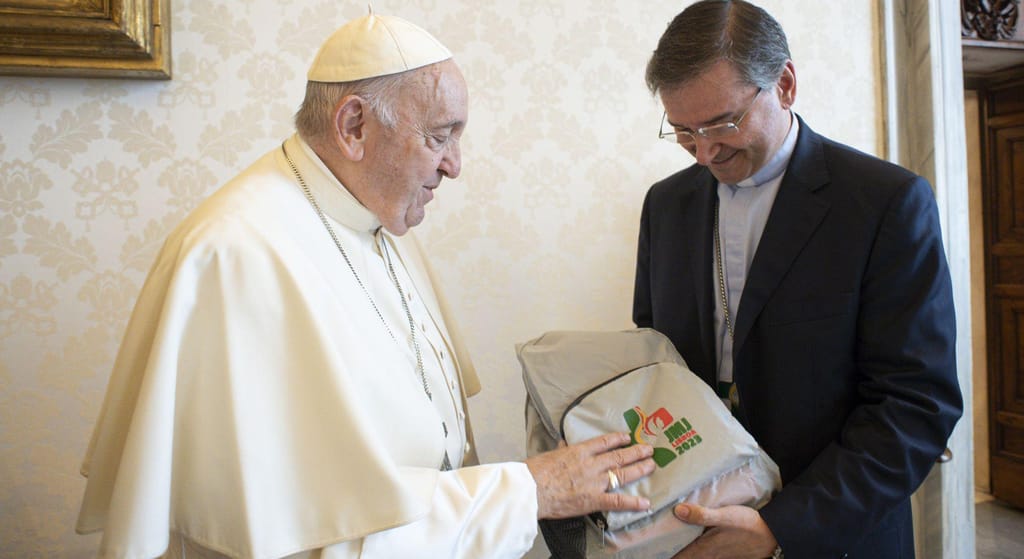 Américo Aguiar entregou o primeiro kit de peregrino da JMJ Lisboa ao Papa Francisco, esta quinta-feira, em Roma (DR)
