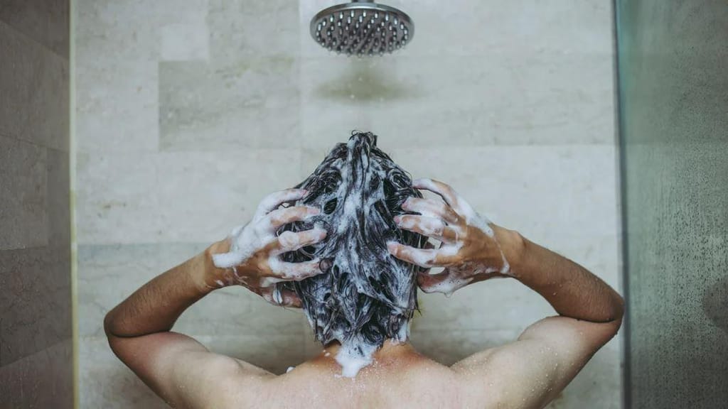 A frequência com que deve lavar a cabeça depende de fatores como o tipo e o estilo de cabelo, dizem os especialistas. bee32/iStockphoto/Getty Images/iStockphoto