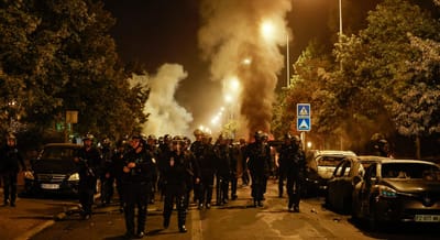 "Nós somos Nahel": segunda noite de tumultos em França, 180 detidos, Macron convoca unidade de crise - TVI