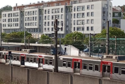 Comboio lotado avaria na Linha de Sintra, gerando pânico entre os passageiros - TVI