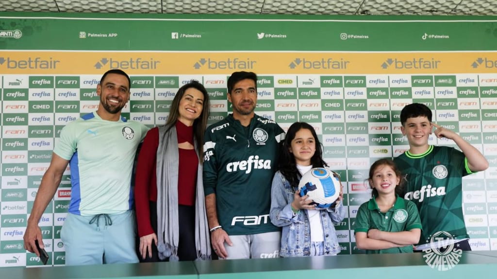 Abel surpreende adepta que teve cartaz barrado à porta do estádio (vídeo/Palmeiras)
