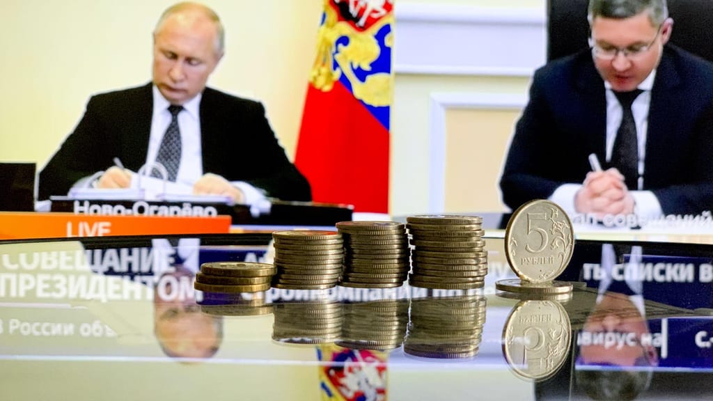 Vladimir Putin com rublos (Sefa Karacan/Getty Images)