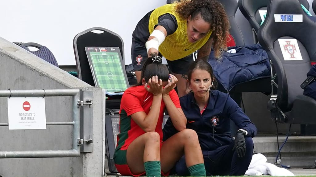 Kika Nazareth em lágrimas após sair por lesão no amigável de Portugal (Photo by Martin Rickett/PA Images via Getty Images)