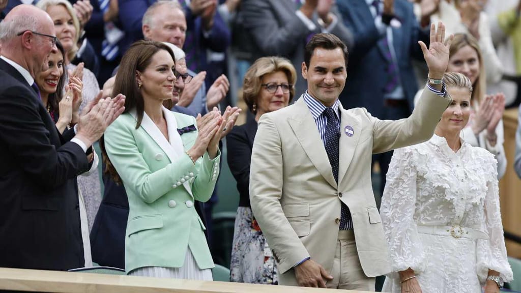 Roger Federer homenageado em Wimbledon (Foto EPA/TOLGA AKMEN)