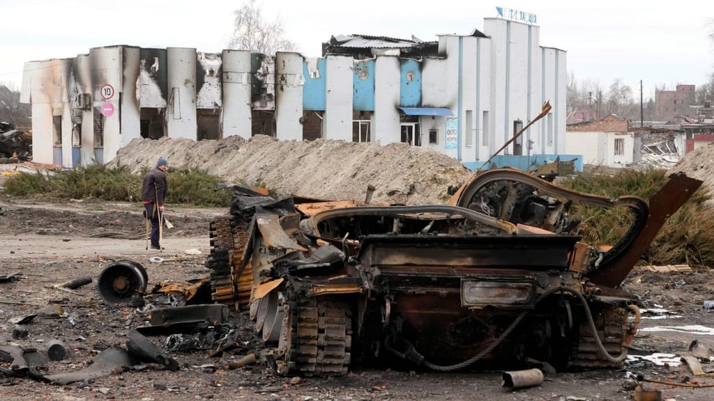 Tanque russo destruído em Trostsyanets (Efrem Lukatsky/AP)