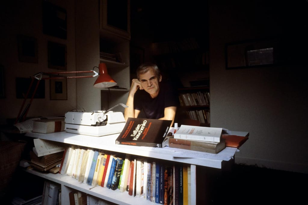 Milan Kundera fotografado em Paris em 1982 (Foto: Francois Lochon/Gamma-Rapho via Getty Images)