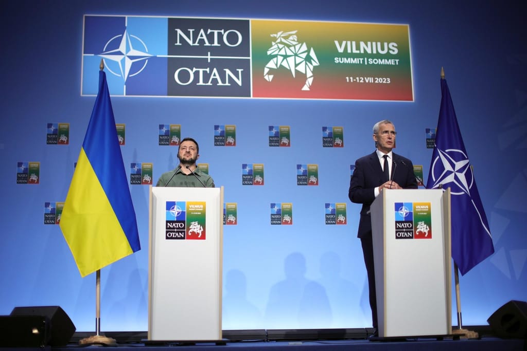 Zelensky e Stoltenberg em conferência de imprensa conjunta em Vilnius, na cimeira da NATO