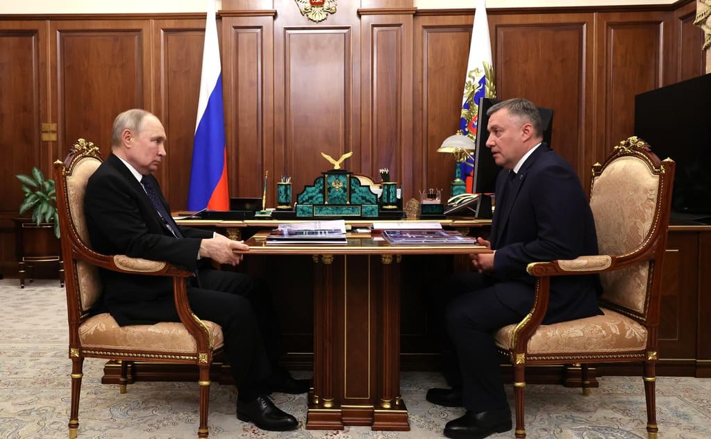 Encontro entre Vladimir Putin e Igor Kobzev (fonte: Kremlin)