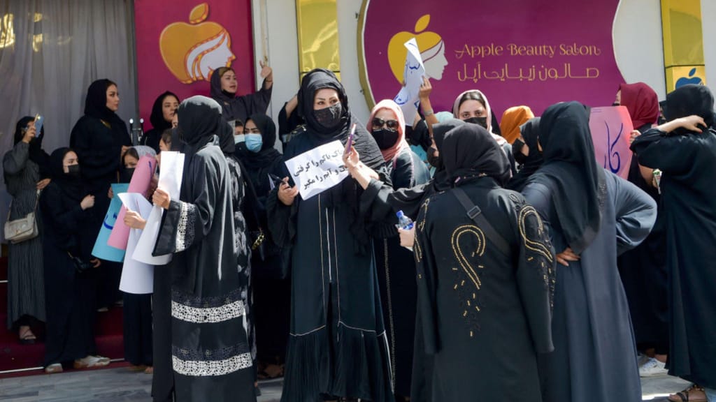 Mulheres afegãs protestam encerramento de salões de beleza (Photo by -/AFP via Getty Images)