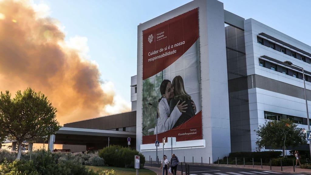 Incêndio perto do Hospital de Cascais (Manuel de Almeida/Lusa)