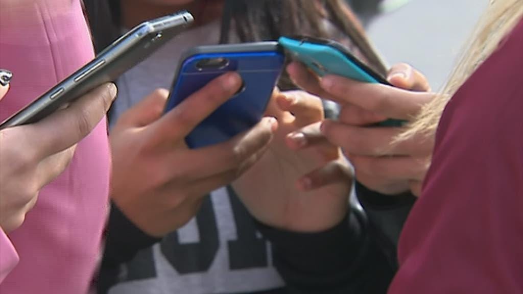 Banir o uso de telemóvel nas escolas? Unesco diz que sim e já há duas escolas a fazê-lo em Portugal