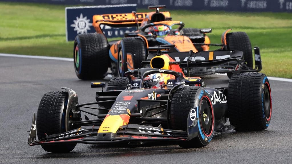 Fórmula 1: Max Verstappen e Oscar Piastri na corrida sprint do GP da Bélgica (AP/Geert Vanden Wijngaert)