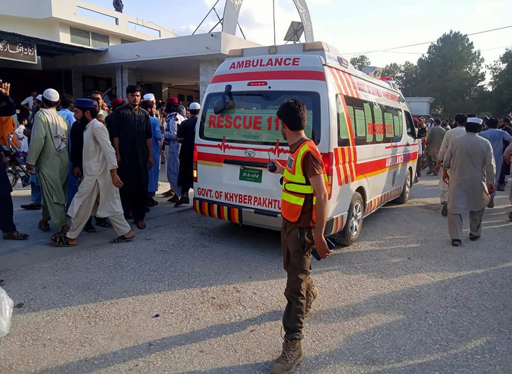 Ataque terrorista faz dezenas de mortos em comício no Paquistão (AP)