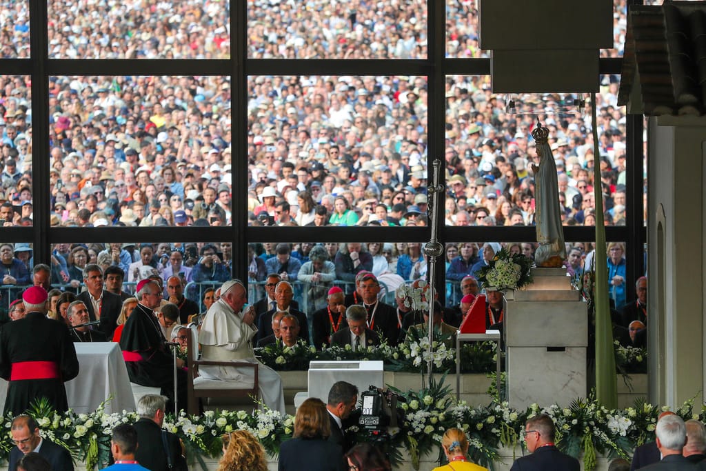 Papa Francisco junto à imagem de Fátima (Lusa)