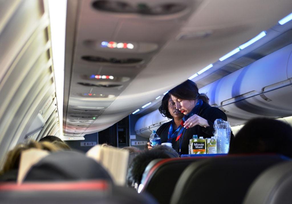 Assistentes de bordo partilham os seus segredos das viagens aéreas - CNN  Portugal