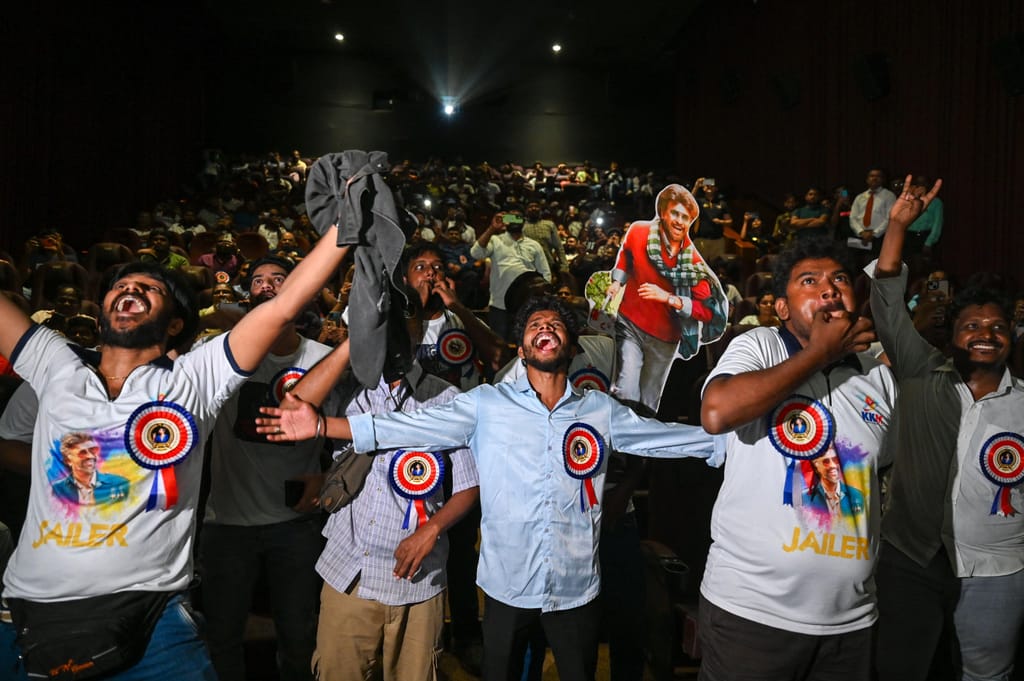 Fas do ator indiano Rajinikanth num cinema na estreia do filme Jailer em Mumbai, India Thursday, 10 agosto Foto PUNIT PARANJPEAFP via Getty Images