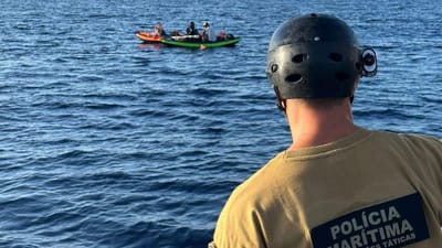 Polícia Marítima interceta dois caiaques no Mar Mediterrâneo com quatro migrantes - TVI