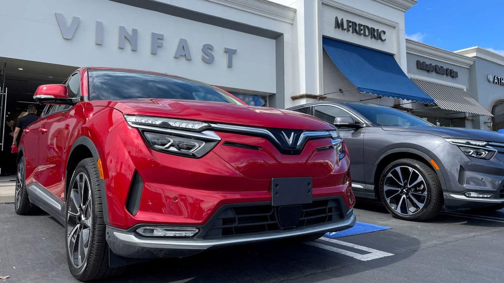 Veículos elétricos da VinFast estacionados em Los Angeles a 1 de março. Lisa Baertlein/Reuters