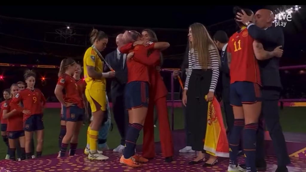 Presidente da Federação espanhola beija jogadora na entrega das medalhas (vídeo/twitter)