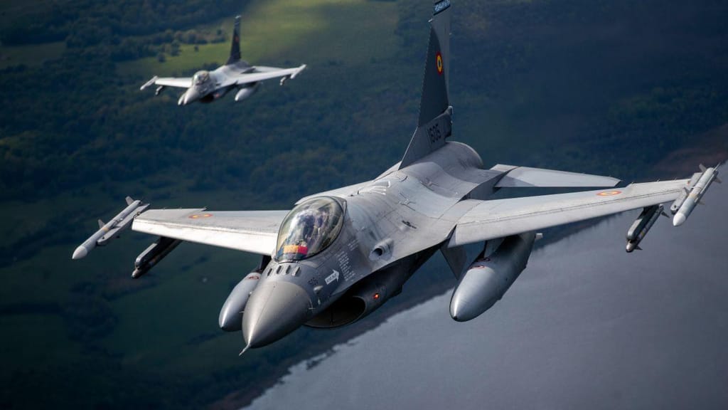 Dois F-16 da Lituânia em missão de patrulhamento (AP Images)