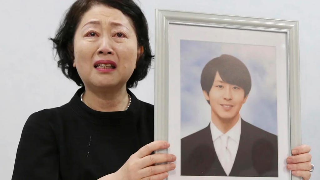 Junko Takashima, mãe de Shingo Takashima, segura a sua fotografia numa conferência de imprensa em Osaka, Japão, a 18 de agosto de 2023. Foto Mami Nagaoki _ The Yomiuri Shimbun _ AP