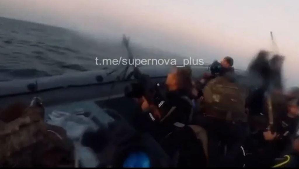 Imagens fornecidas pela Ucrânia pretendem mostrar forças especiais ucranianas a disparar contra aviões russos a partir de um barco perto da Crimeia