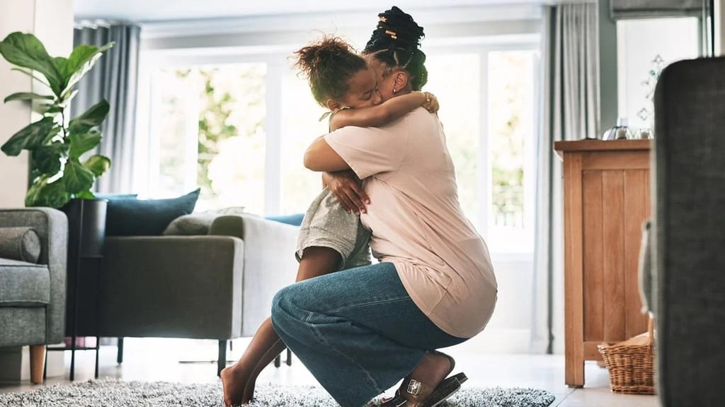 Mãe abraço filha Foto via Getty Images
