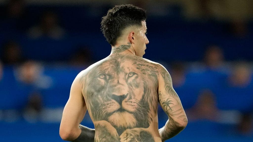 Enzo Fernández com um leão tatuado nas costas (AP Photo/Kin Cheung)