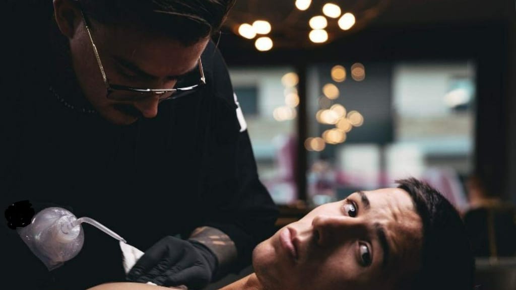 Enzo Fernández e o tatuador João Morais (Instagram João Morais)