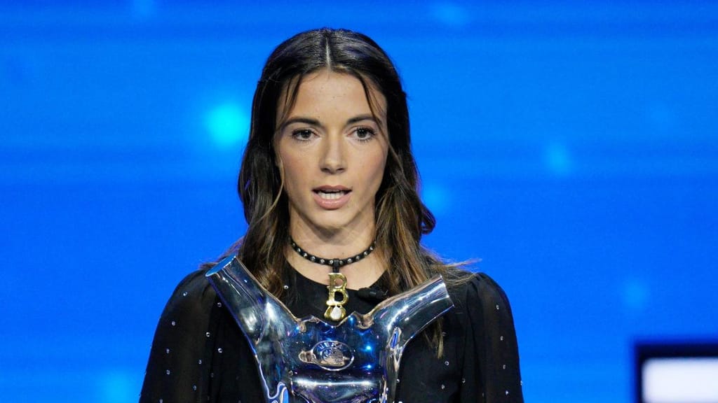 Aitana Bonmatí recebe prémio de jogadora do ano da UEFA 2022/23 (AP/Daniel Cole)