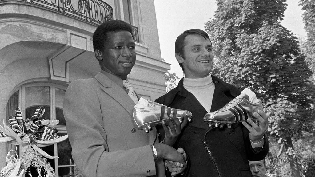 Salif Keita com Josip Skoblar em 1971, ano em que foi Bota de Prata da Europa (AFP via Getty Images)